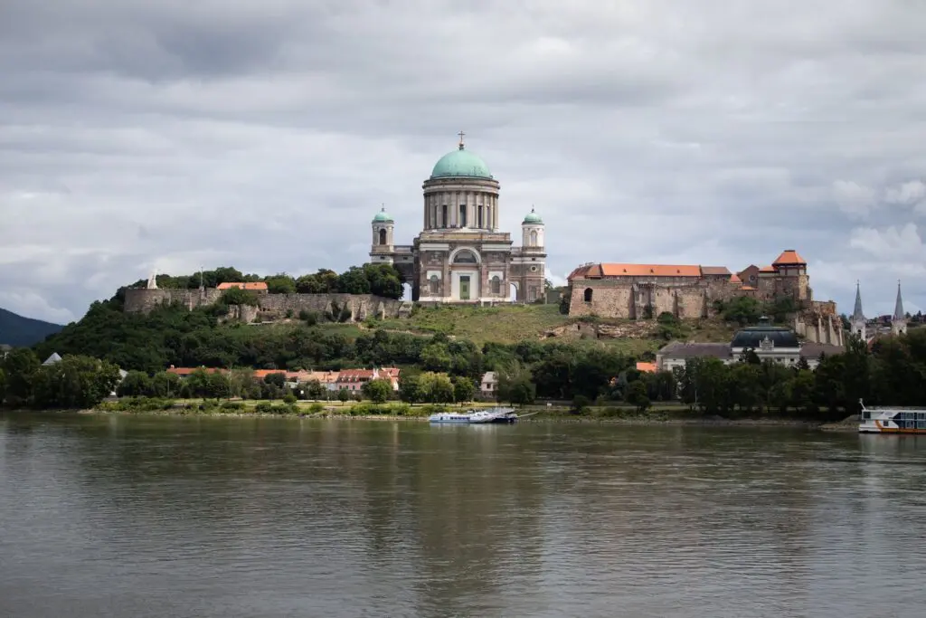 Az esztergomi Bazilika a Duna szlovák partjáról nézve