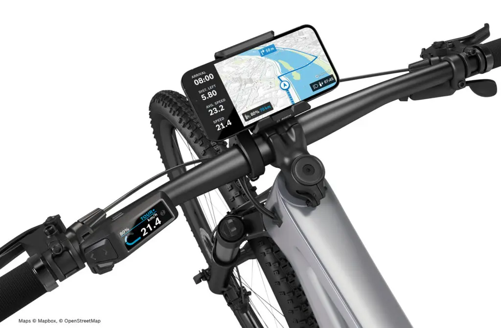 Okostelefon navigációval a Bosch SmartphoneGrip tartóban, LED Remote kezelőegységgel