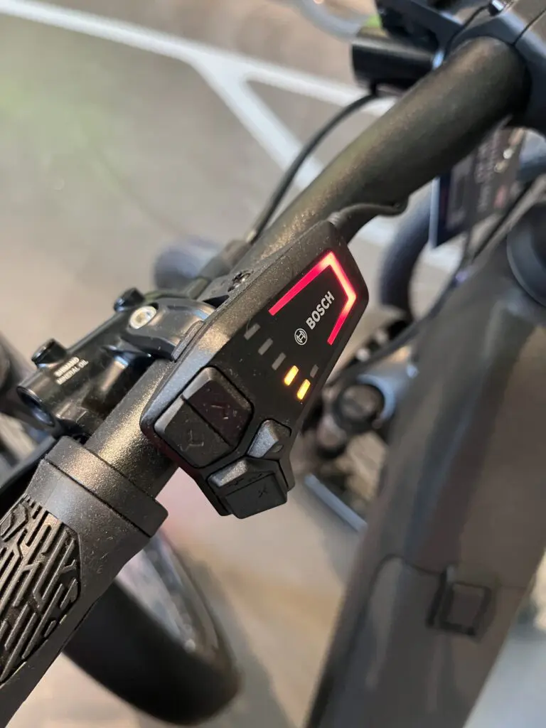 Bosch LED Remote kezelőegység színes LED-ekkel egy e-bike kormányán a Futurebike üzletében